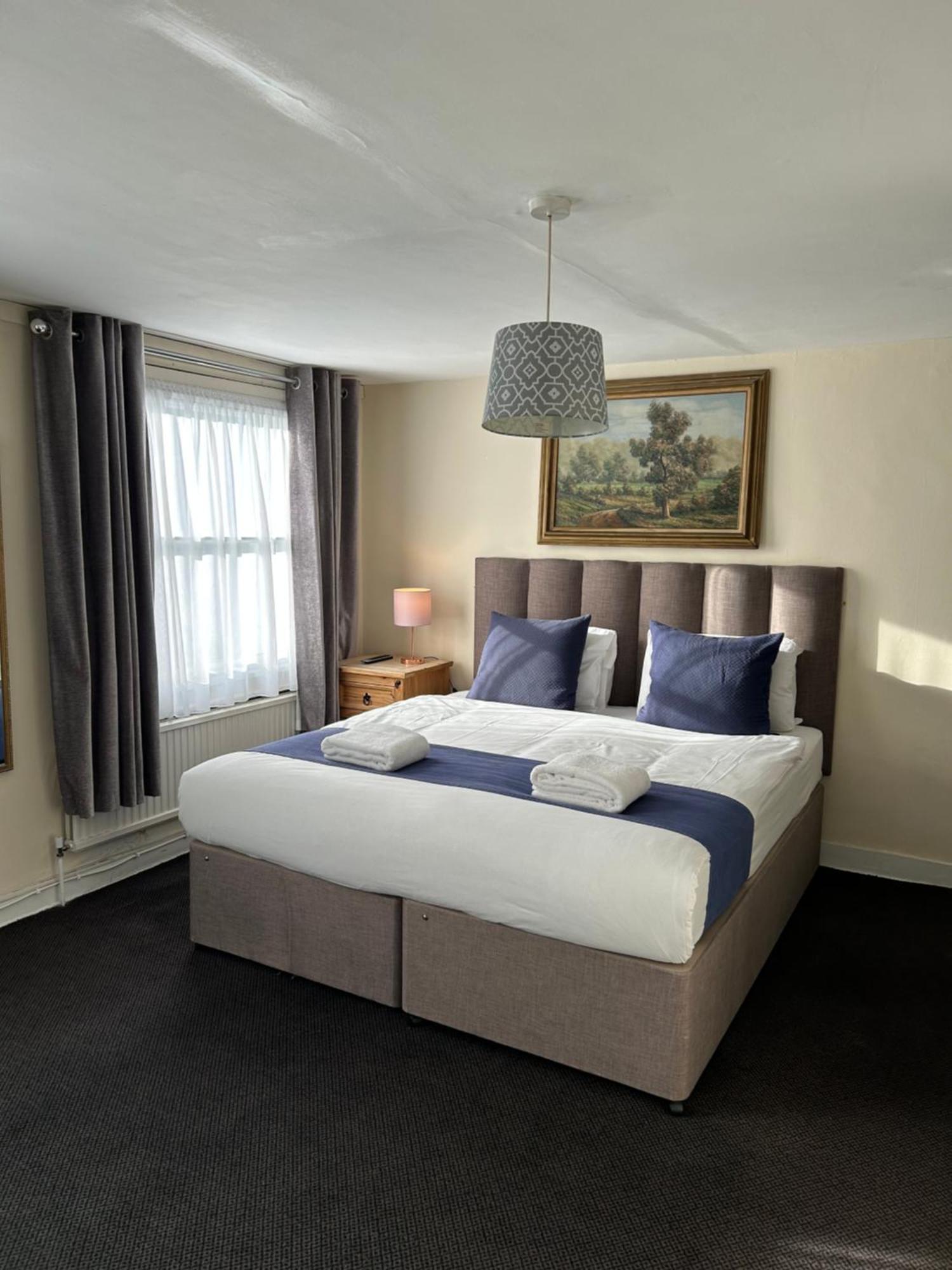 Black Lion Surbiton Экстерьер фото