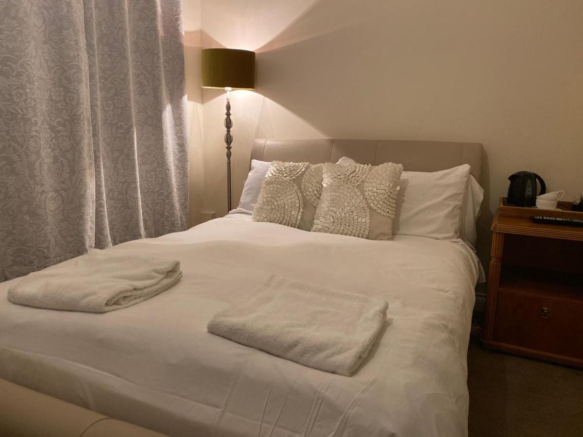 Black Lion Surbiton Экстерьер фото